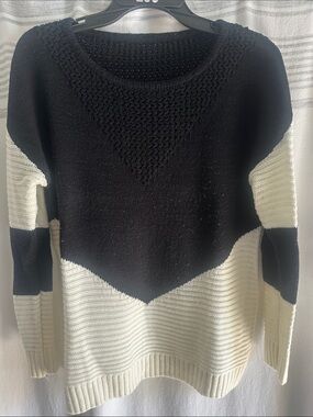 Black & Cream Colorblock Crewneck Sweater